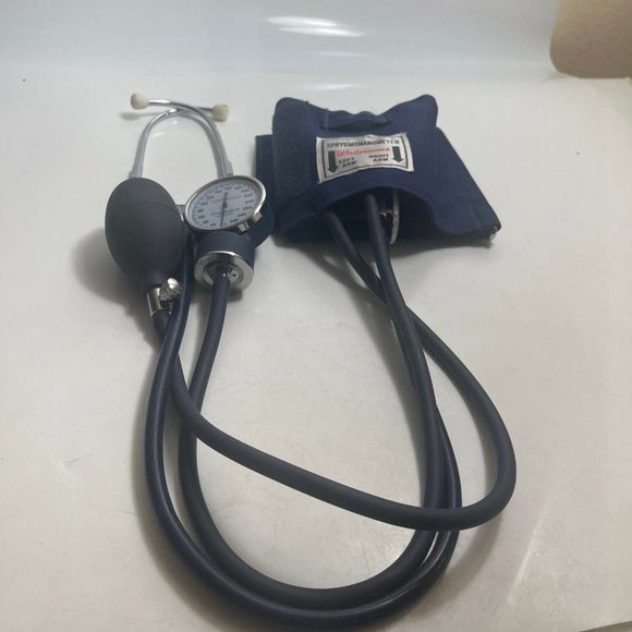 Walgreens  Manual Inflate Blood Pressure Arm Cuff Aneroid Sphygmomanometer - Picture 6 of 7